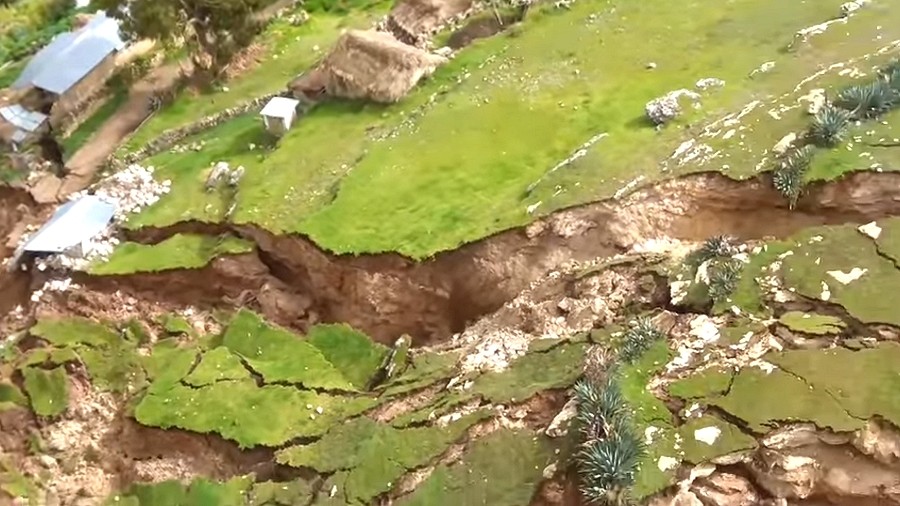 Osuwiska ziemi w południowym Peru. Fot. YouTube / Miguel Angel Gutierrez.