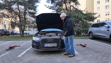 Kupił w salonie Audi z ukrytą przeszłością. Dziś stoi i niszczeje