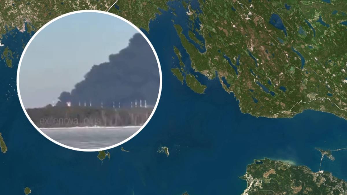 Zdjęcie satelitarne ukazujące port Primorsk nad Morzem Bałtyckim z widocznym słupem dymu po ataku dron&oacute;w.
