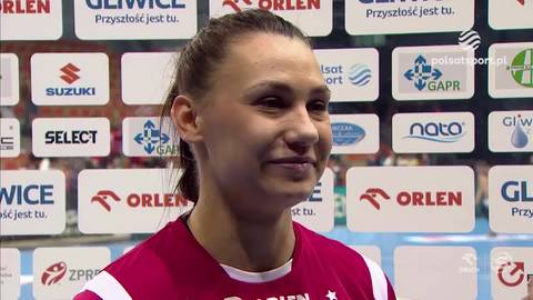 Portret Karoliny Mokrzki, siatkarki, w fuksjowym stroju sportowym.