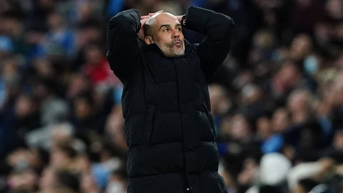 Pep Guardiola trzymający się za głowę w geście rozpaczy.