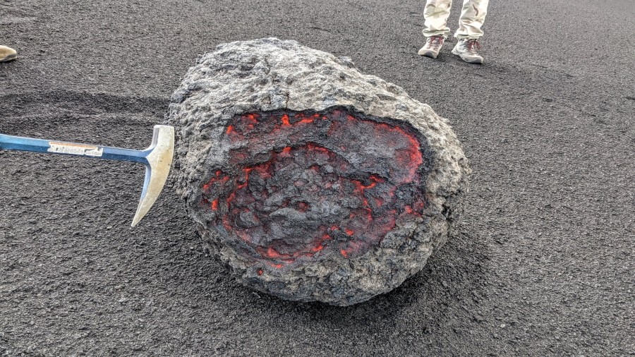 Bomba wulkaniczna wyrzucona przez wulkanu Cumbre Vieja na La Palmie. Fot. INVOLCAN.