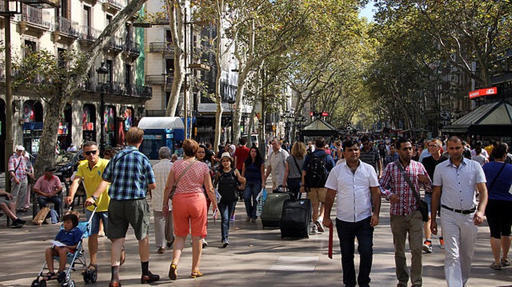 Szok w związku z zamachami minął. Turyści wracają do Barcelony