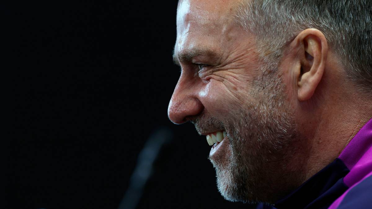 Portret Hansiego Flicka w profilu, uśmiechniętego, z widocznymi zmarszczkami wokół oczu.