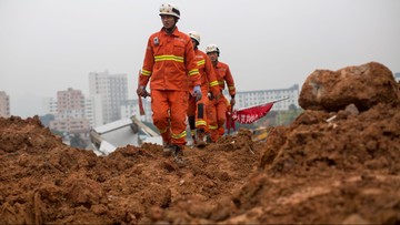 Chiny: runęły 22 budynki. W gruzach uwięzionych jest 27 osób