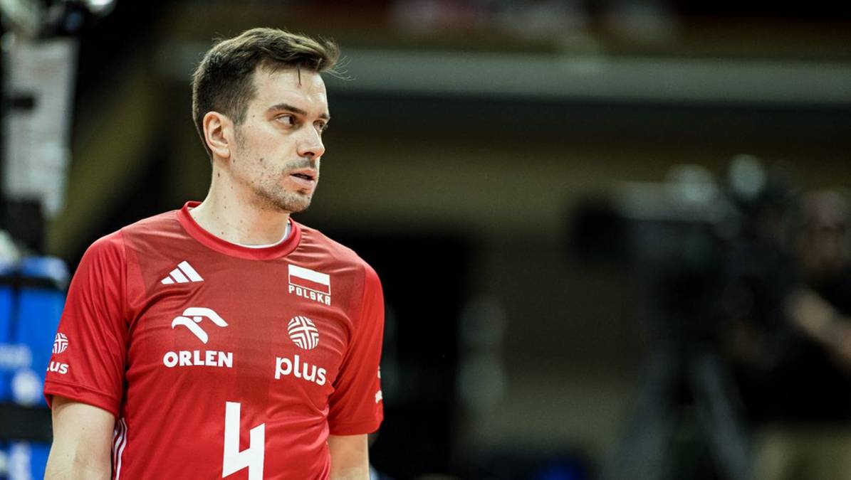 Siatkarz w czerwonej koszulce z numerem 4, Marcin Komenda.