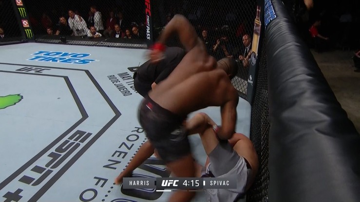 UFC: Harris rzucił się na Spivaka i "zatłukł" go pod siatką efektowną kombinacją (WIDEO)