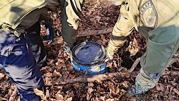 Płynna amfetamina w beczkach w środku lasu. Zobacz nagranie z akcji CBŚP