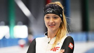 Portret łyżwiarki szybkiej Kai Ziomek-Nogal w sportowym stroju.