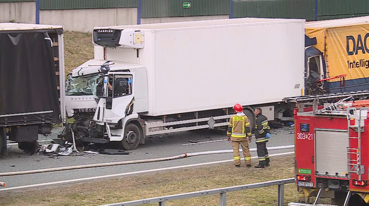 Brzoskwinia: Tragiczny wypadek na A4. Zderzyły się trzy ciężarówki