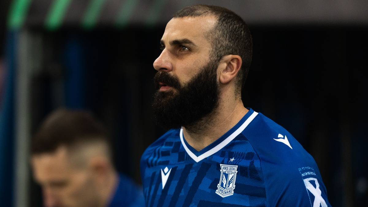 Mikael Ishak, napastnik Lecha Poznań, w niebieskiej koszulce meczowej z numerem 8.