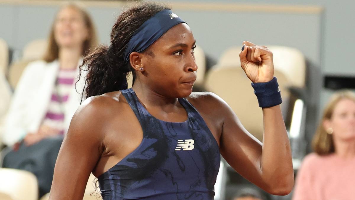 Amerykańska tenisistka Coco Gauff świętuje wygraną w finale Roland Garros, skupiona i zdeterminowana.