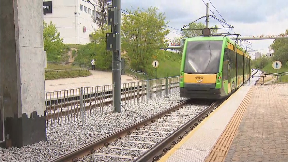 Poznań: Chłopiec biegł po torowisku. W tramwaju została jego mama