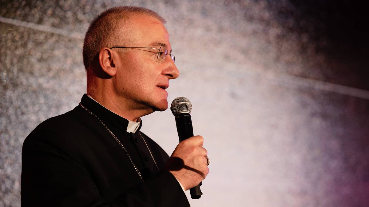 Biskup Artur Ważny m&oacute;wi do mikrofonu