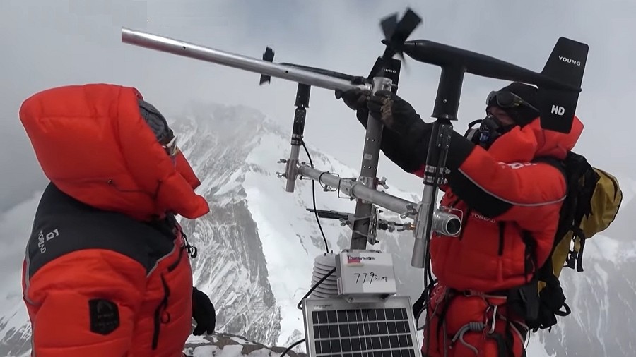Najwyżej położona stacja meteo na Mount Everest. Fot. CCTV.