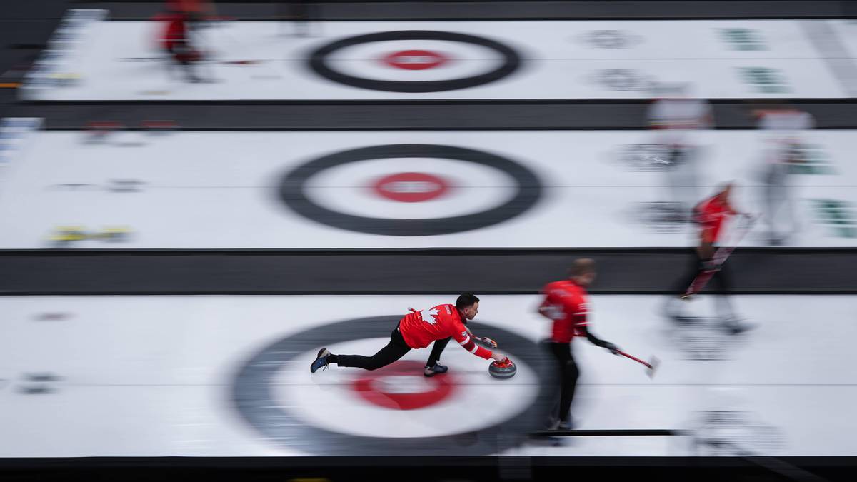 Gracze w curlingu w akcji na lodowisku, przesuwający kamienie w kierunku domu.