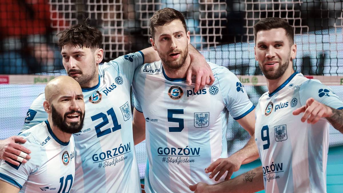 Czterech siatkarzy w białych strojach z napisem "Gorzów" pozuje do zdjęcia.