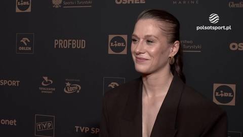 Natalia Partyka, polska tenisistka stołowa, uśmiecha się na tle ścianki z logo sponsor&oacute;w.