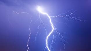 21.12.2023 05:58 Burza nad Warszawą. Niebo przecięły dziesiątki błyskawic. To początek załamania pogody