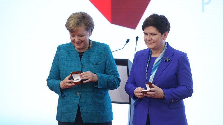 W prezencie - broszki w kształcie K-dronu. Szydło i Merkel otworzyły polskie stanowisko na targach w Hanowerze