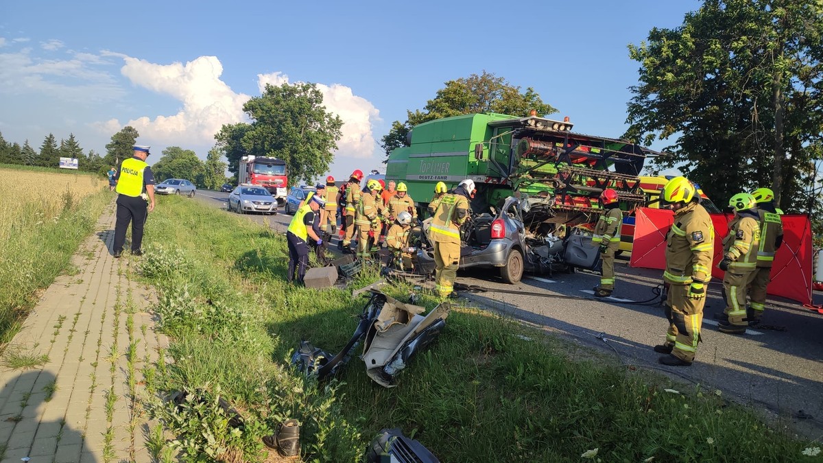 Broszków: Zderzenie samochodu z kombajnem. Nie żyje kierowca auta