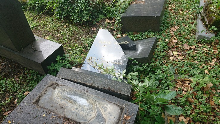 Bielsko-Biała. Policja znalazła sprawców dewastacji żydowskiego cmentarza. To dzieci