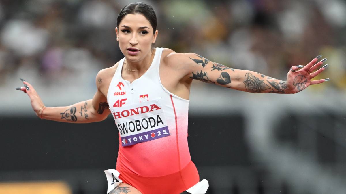 Ewa Swoboda, sportsmenka w biało-czerwonym stroju z numerem startowym, w trakcie biegu na bieżni podczas zawodów lekkoatletycznych.