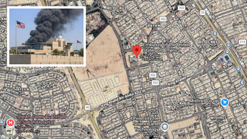 Widok na kompleks ambasady USA w Kuwejcie z unoszącym się czarnym dymem.