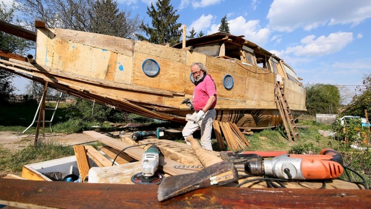75-letni pan Andrzej rozbiera dom, żeby zbudować łódź. Chce na niej zamieszkać