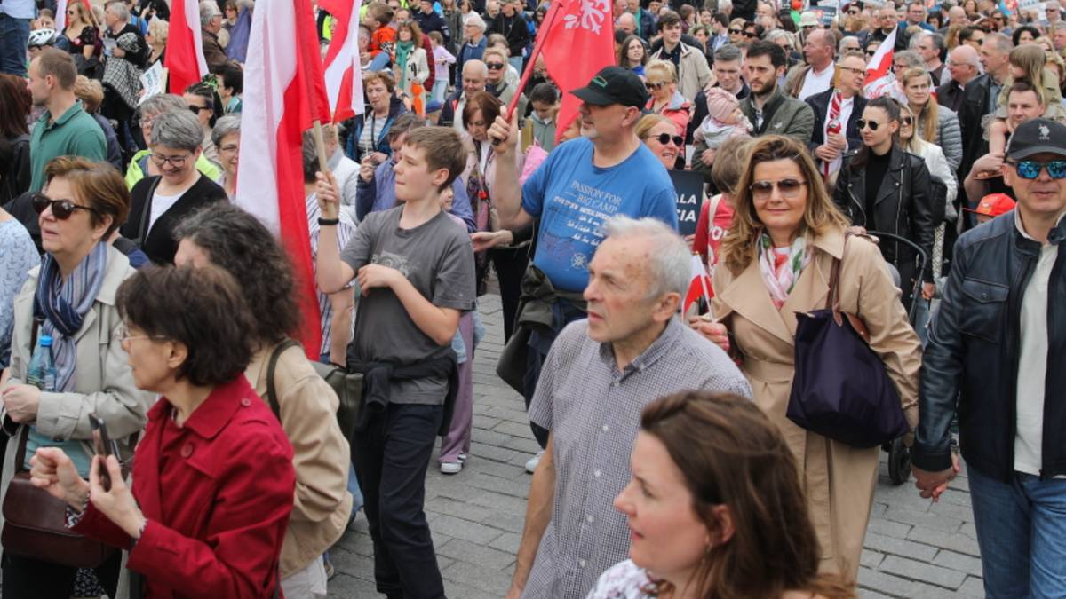 Narodowy Marsz Życia w Warszawie. Tegorocznym hasłem jest "Niech Żyje Polska!"
