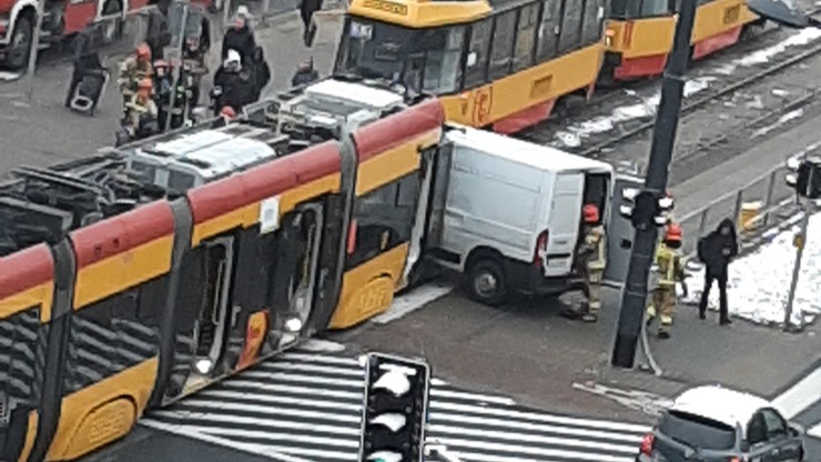 Warszawa. Samochód dostawczy wjechał pod tramwaj na al. Jana Pawła II