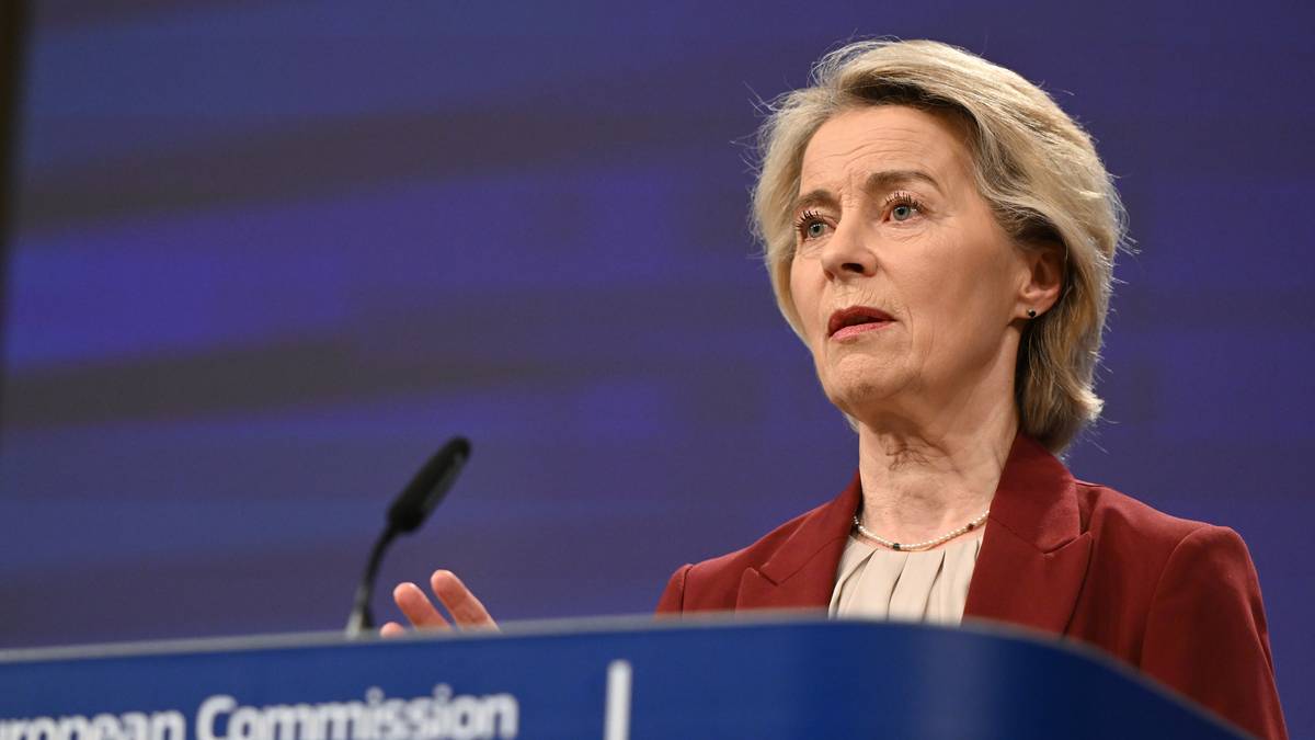 Ursula von der Leyen przemawia za mównicą z logo Komisji Europejskiej.