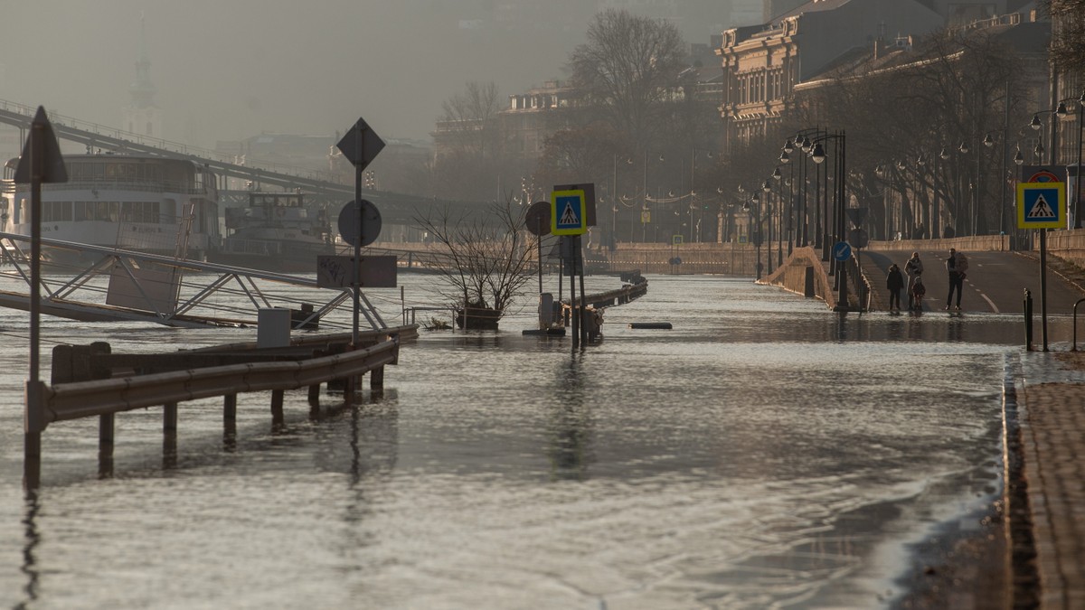 Węgry. Rekordowo wysoki poziom wody w Dunaju. Rzeka zalewa Budapeszt