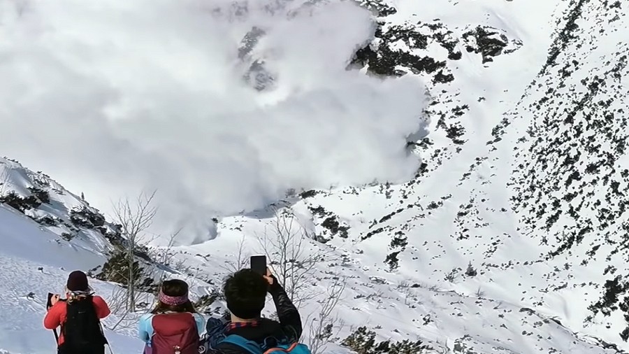 Lawina schodząca do Doliny Roztoki w Tatrach. Fot. YouTube / Tatromaniak.