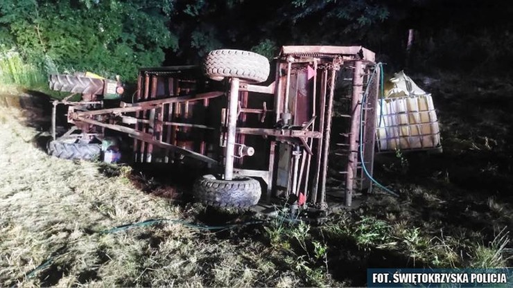 Świętokrzyskie: Ciągnik z naczepą przewrócił się na rolnika. 45-latek zmarł