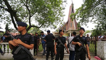 Indonezja: zaatakował księdza z nożem w ręku. Są ranni