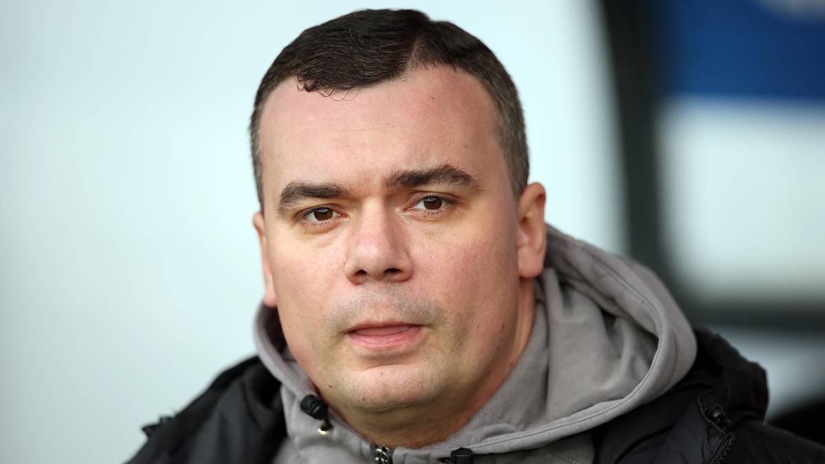 Portret mężczyzny, trenera piłkarskiego, wpatrującego się w obiektyw.