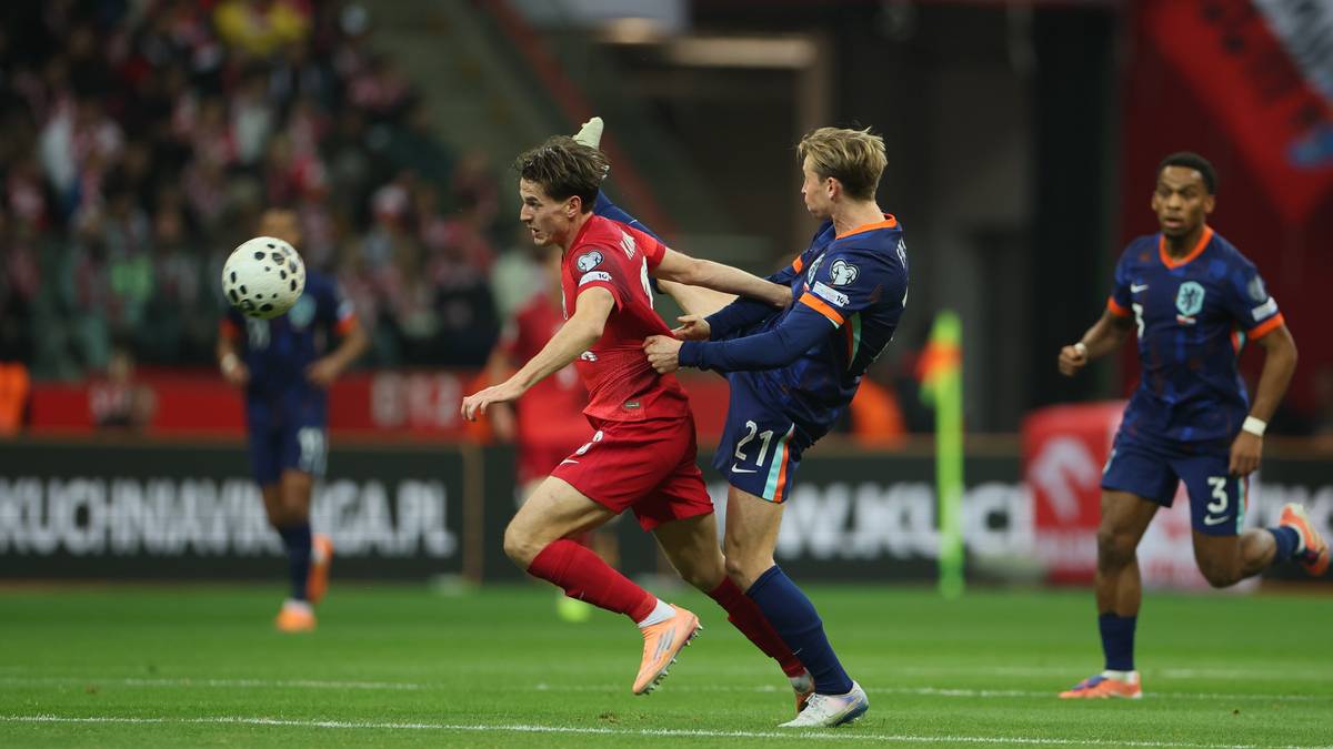 Dwóch piłkarzy walczących o piłkę na boisku podczas meczu piłki nożnej.