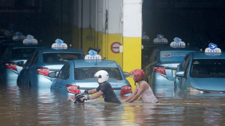 Powodzie w Indonezji zabiły co najmniej cztery osoby