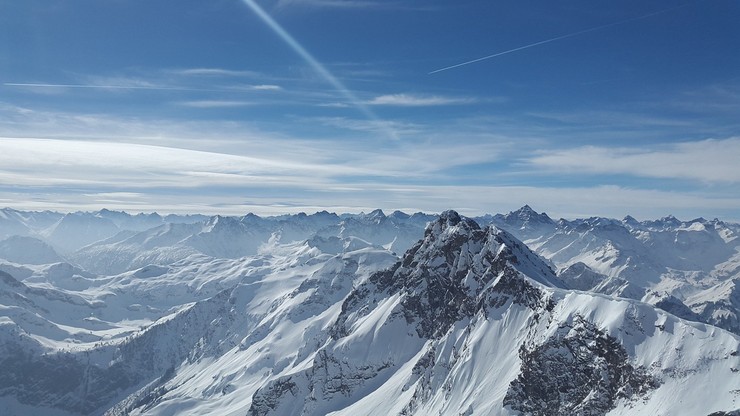 Wypadek w Alpach. Turysta przeżył upadek ze stu metrów