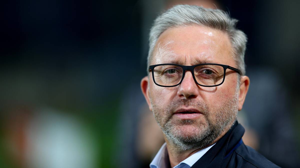 Jerzy Brzęczek, były selekcjoner reprezentacji Polski w piłce nożnej, w okularach i ciemnej marynarce, patrzy w bok.