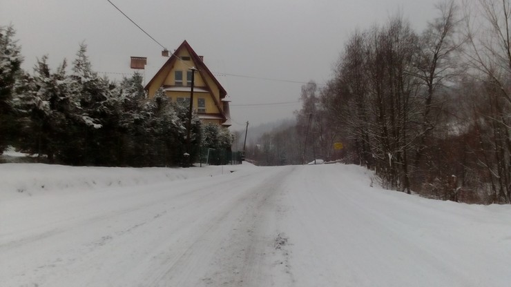 Zima w Stryszawie niedaleko Suchej Beskidzkiej w województwie małopolskim