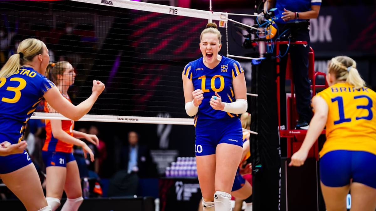 Siatkarka w niebieskiej koszulce z numerem 10 cieszy się z udanej akcji podczas meczu siatk&oacute;wki.