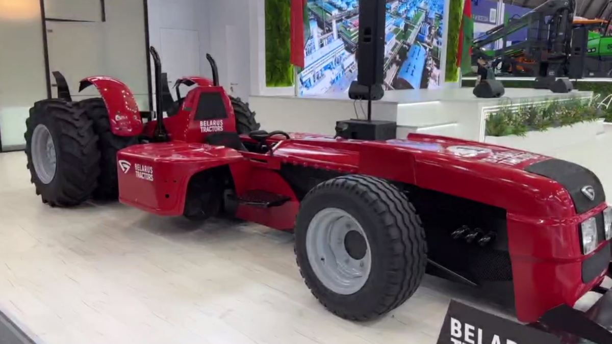 Białoruś zaprezentowała bolid-traktor. Ma się rozpędzać do 320 km/h