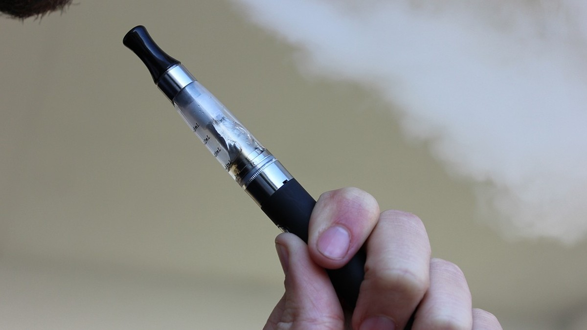 Francja chce zakazać jednorazowych e-papierosów. "Dzieci wpadają w sidła nałogu"