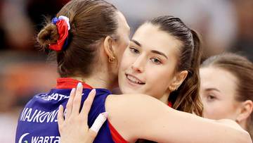 Dwie zawodniczki drużyny siatkarskiej przytulają się po meczu.