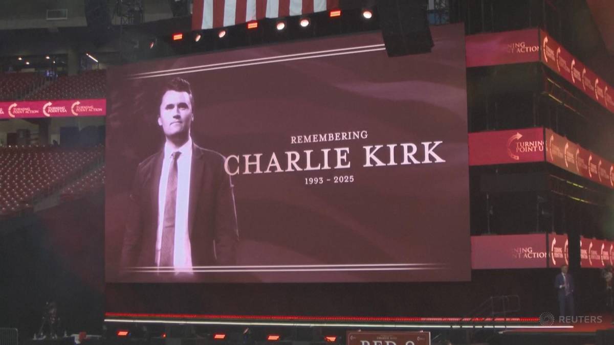 Portret Charliego Kirka na ekranie w hali sportowej. Obok imienia i nazwiska widnieją daty urodzenia i śmierci: 1993-2020.