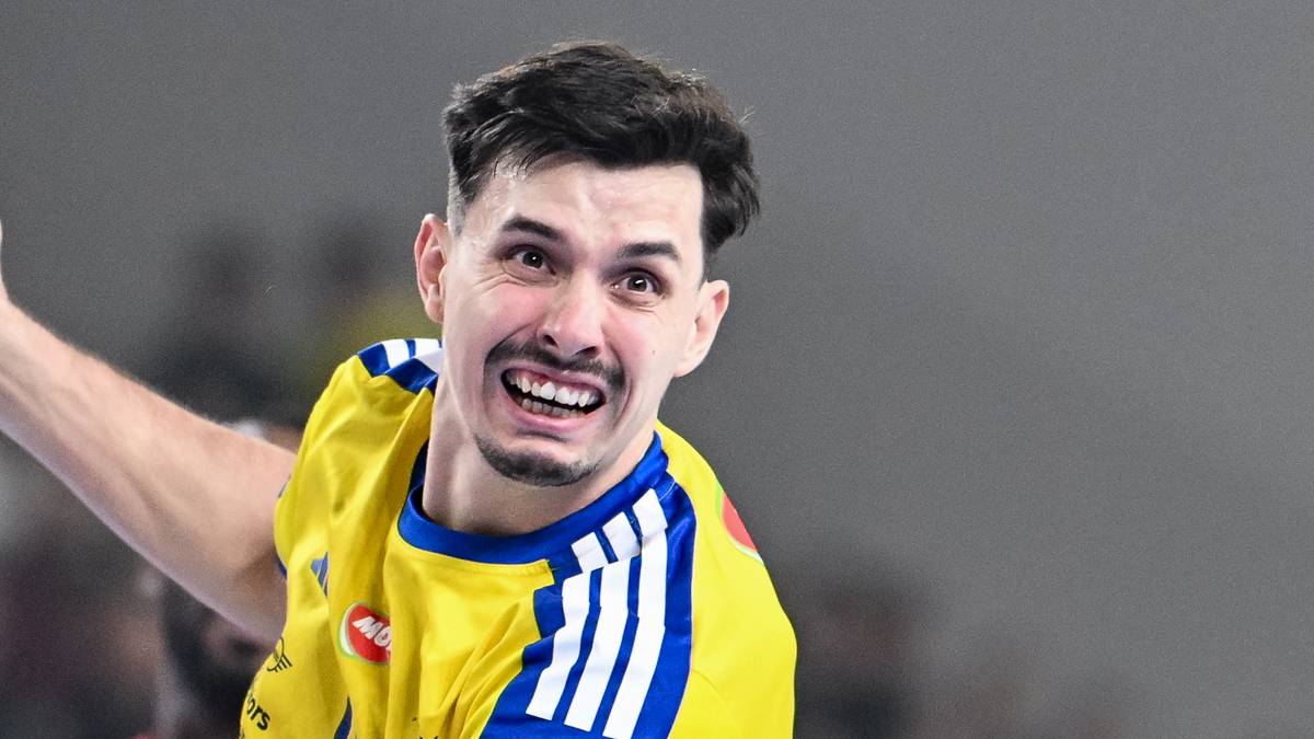 Piłkarze ręczni rywalizują o piłkę w trakcie meczu.