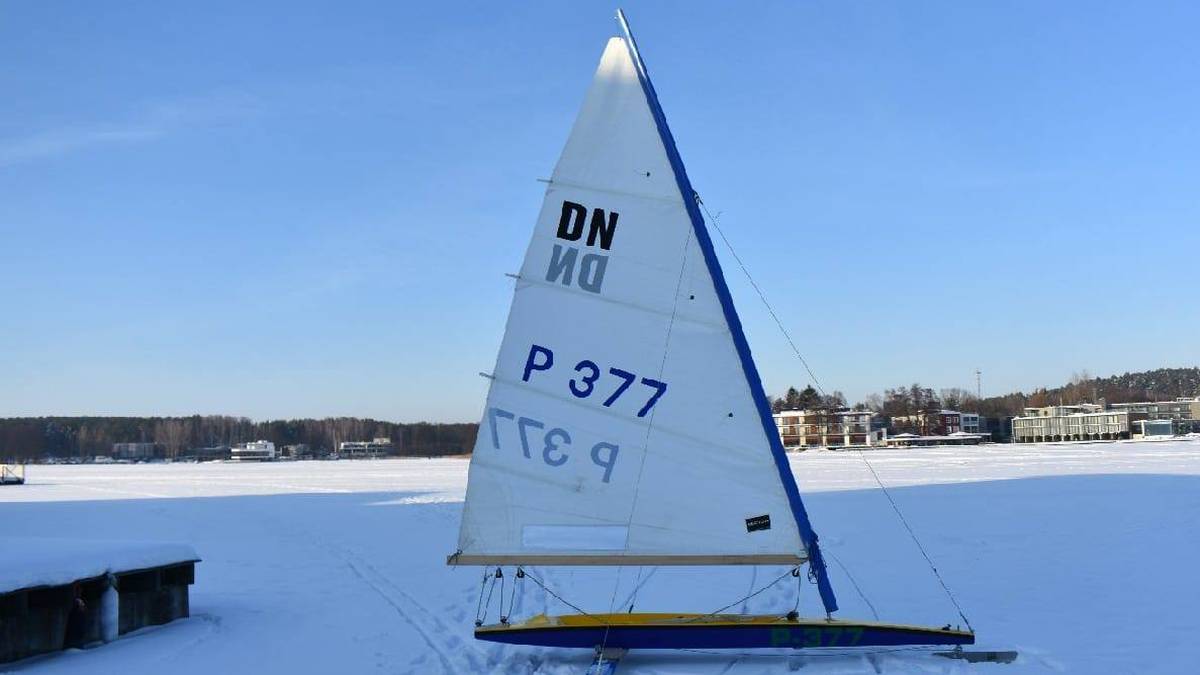 Poszli na spacer po zamarzniętym jeziorze. Potrącił ich bojer