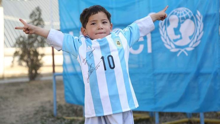 Mały Afgańczyk, któremu Messi wysłał koszulkę musiał uciekać przed zemstą Talibów
